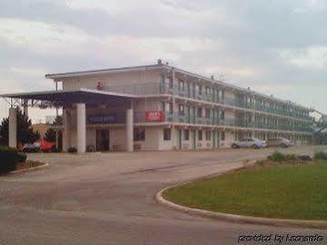 Red Roof Inn Bourbonnais Bagian luar foto